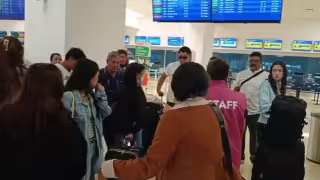 Coincidencia de vuelos genera largas filas en aeropuerto de Mérida