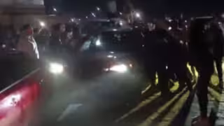 Tras el atropellamiento, asistentes rodearon el vehículo e intentaron bajar al conductor