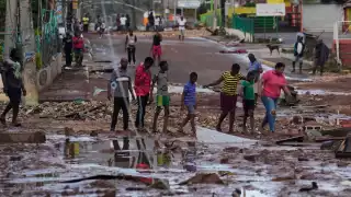 El primer ministro Andrew Holness indicó que se mantiene la vigilancia de inundaciones en el norte, suroeste y sur‑centro del país
