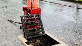 Reportan alcantarilla abierta en calles de Chetumal