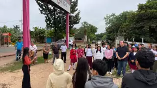 Padecen pestilencia de aguas negras alumnos y maestros de la Telesecundaria Jacinto Pat, en la colonia Martires de Antorchistas