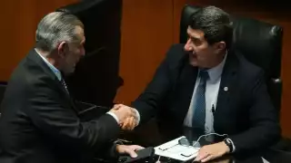 Javier Corral Jurado (derecha) obtuvó una suspensión provisional, que impide su detención