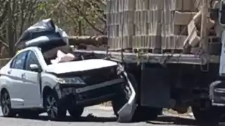 La mujer fue reportada en estado de gravedad tras el choque