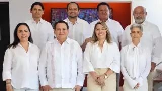 Joaquín Díaz Mena junto a la Comisión de Transición en Yucatán