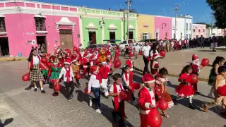 Más de 350 niños y maestros de la primaria Lázaro Cárdenas realizaron un desfile navideño por las calles de Hopelchén.