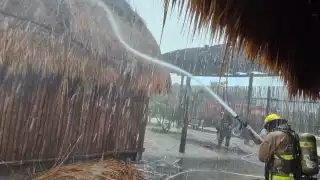 Personal de emergencias combate el incendio en Holbox