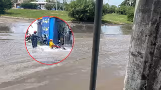 Corriente de agua derriba a motociclista y vuelven las inundaciones en Siglo XXI