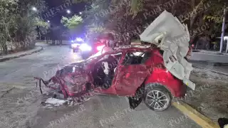 Automóvil Suzuki Swift queda destrozado en accidente vial; conductor hospitalizado