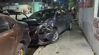 Tres vehículos dañados y una mujer herida tras fuerte accidente en la Benito Juárez