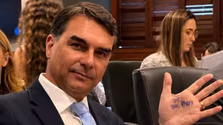 Flávio Bolsonaro se declara “verdadero presidente electo de Brasil".