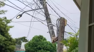 El poste es un riesgo para vecinos de la colonia Centro de Chetumal