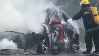 Bomberos sofocaron el incendio en el automóvil