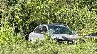 Un automóvil de lujo Volkswagen Vento terminó dentro de una hondonada tras salirse del camino en la carretera federal Campeche–Hopelchén.