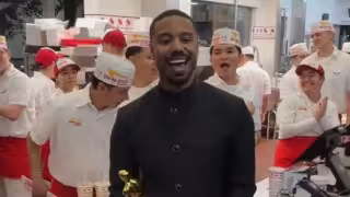 Michael B. Jordan festejó su Oscar comiendo una hamburguesa