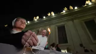 El Vaticano no ha emitido un parte médico oficial ni ha definido cuándo será dado de alta el pontífice