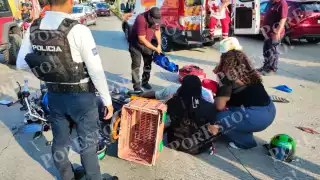 Una pareja de motociclistas resultó gravemente herida tras ser impactada por una camioneta en la colonia Francisco I. Madero.
