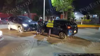 Choque entre conductoras en la colonia Francisco I. Madero deja daños materiales en Ciudad del Carmen