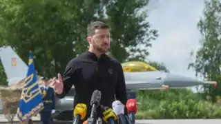 Volodimir Zelensky presentó los primeros cazas F-16 enviados por sus aliados de Occidente