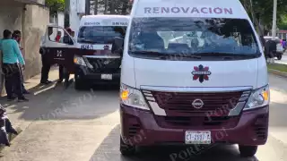 Dos combis del transporte público colisionaron en la colonia Pedro Sainz de Baranda.