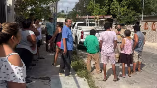 Vecinos de la colonia Canto amenazaron con no liberar la camioneta de la CFE