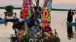 Realizan un recorrido de chalanas decoradas como parte del primer Festival de las Ánimas en Sisal