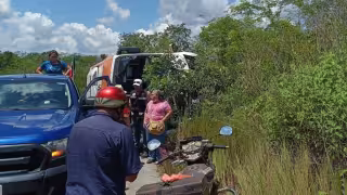 Vecinos y cuerpos de emergencia acudieron al lugar para auxiliar a los pasajeros lesionados.