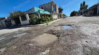 Vecinos advierten riesgo por baches y aguas jabonosas en Champotón