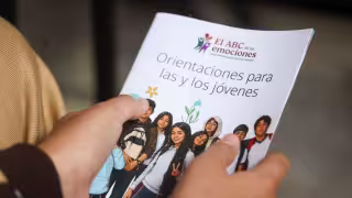 La estrategia parte de que el acompañamiento emocional de los adolescentes debe involucrar tanto a las familias como al personal educativo