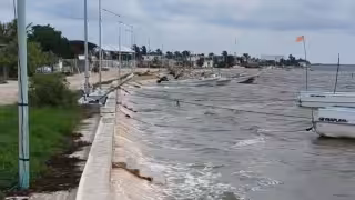 Evacuan familias en riesgo, despliegan personal de ayuda y suspenden clases por “Isaías”