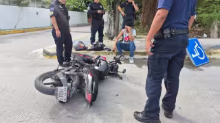 Motociclista resulta lesionado tras impactarse contra señalética.