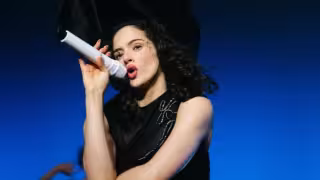 Rosalía es abucheada en Chile tras saluda a fan argentino.