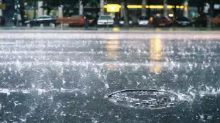 El agua acumulada permitió al señor que lavara sus prendas