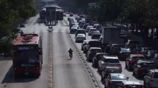 El objetivo del programa Hoy No Circula, es reducir la contaminación atmosférica limitando la circulación de vehículos según el último dígito de su placa