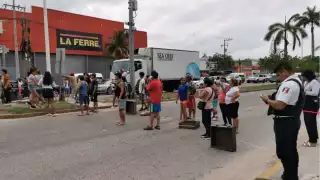 Agentes policiacos resguardan la protesta en Ciudad del Carmen