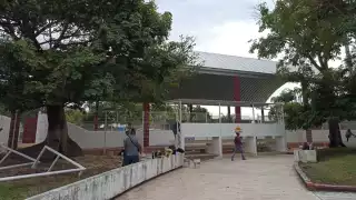 Demuelen gradas terminadas para construirlas de nuevo