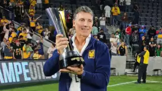 Robert Dante Siboldi celebra el triunfo en la Campeones Cup 2023 con Tigres
