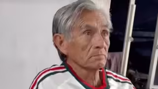 Abuelito se hace viral por llorar durante el homenaje a Memo Ochoa: VIDEO
