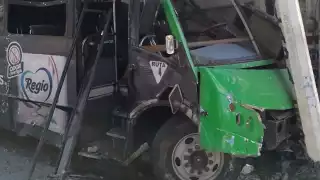 La unidad de transporte público terminó impactada sobre el poste de luz