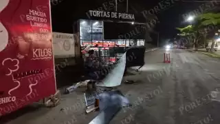 Un conductor presuntamente ebrio chocó contra un remolque de comida en Mundo Maya.