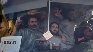 Los prisioneros vestían los uniformes grises carcelarios provistos por las autoridades israelíes, y saludaban desde las ventanas de los vehículos