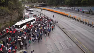 Ante el bloqueo en Circuito Interior, las autoridades capitalinas recomendaron a la población anticipar sus traslados