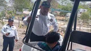 Policía interviene para evitar agresiones contra el detenido.