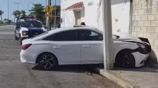 Vehículo termina incrustado y es abandonado en Playa Norte.