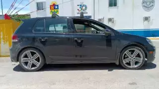 Los dos hombres manipulaban la presunta cocaína a bordo de un auto