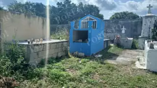 El camposanto se encuentra en malas condiciones a pocos días del Día de Muertos.