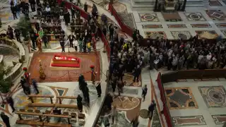 Ante la masiva afluencia de fieles, se decidió ampliar el horario de visita, manteniendo la basílica abierta durante toda la noche