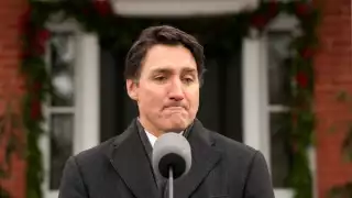 En un mensaje a los medios, Justin Trudeau explicó que con su renuncia evitar divisiones internas y dar espacio a un nuevo liderazgo
