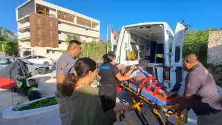 Mujer extranjera se lanza desde el cuarto piso de un condominio en Tulum