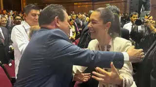 Joaquín Díaz Mena abraza a Claudia Sheinbaum en el Teatro Metropólitan
