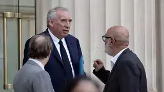 El Parlamento francés destituyó al primer ministro François Bayrou tras rechazar su moción de confianza
